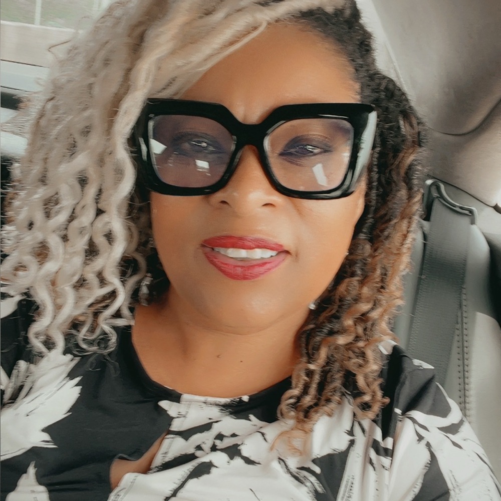 Meet your Posher, Renee